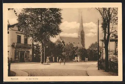 AK Reinbek, Strassenpartie mit Geschäft von Wilh. Krohn und Kirche