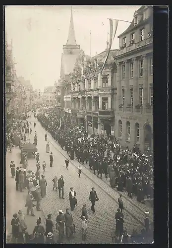 Foto-AK Erfurt, Lutherfeier 1917, Festzug in der Anger-Strasse