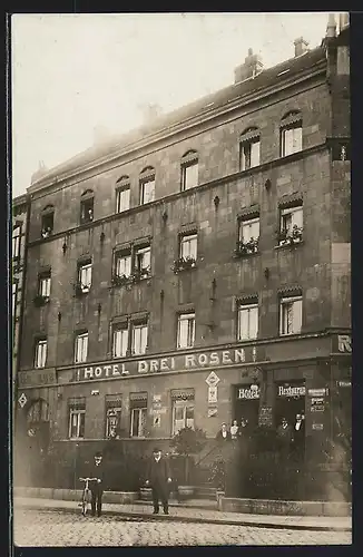 Foto-AK Erfurt, Hotel Drei Rosen, Radfahrer