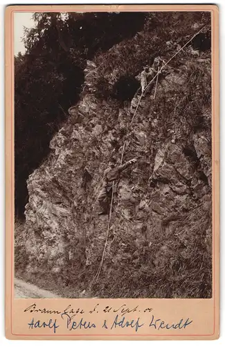 Fotografie unbekannter Fotograf, Ansicht Braunlage, zwei Herren Adolf Peters und Adolf Wendt als Bergsteiger am Hang