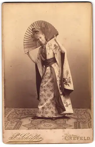 Fotografie P. Schiffer, Crefeld, junge Frau im Kimono mit Fächer als Geisha