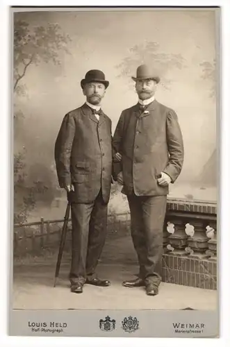 Fotografie Louis Held, Weimar, Marienstr. 1, zwei Herren in Anzügen mit Melone und Schirm
