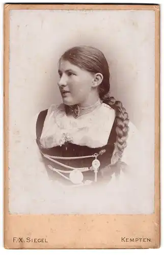 Fotografie F. X. Seigel, Kempten, junge Frau im Trachtenkleid mit langem geflochtenem Zopf