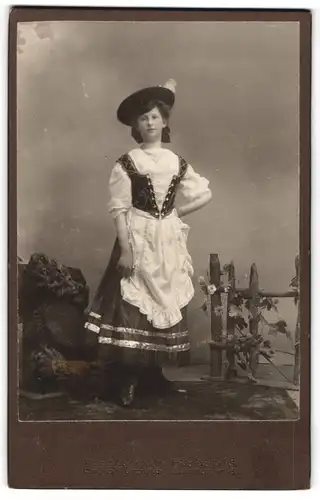 Fotografie Ernst Oehme, Freiberg i. Sa., hübsche junge Frau in Tracht posiert im Atelier