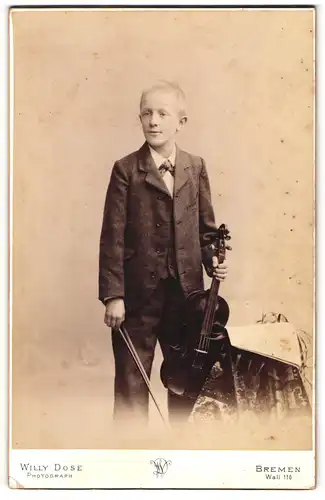 Fotografie Willy Dose, Bremen, junger Knabe als Geiger mit Violine / Geige