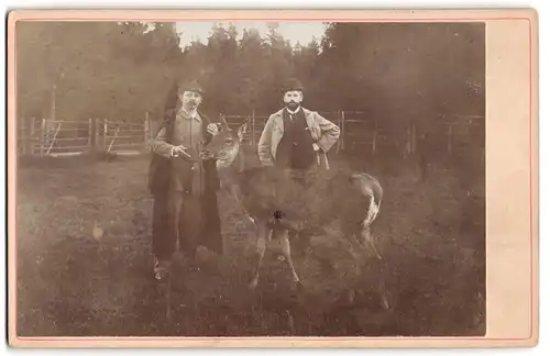 Fotografie unbekannter Fotograf und Ort, Adolf Peters und Adolf Wendt mit Hirschkuh im Wildgehege des Molkenhaus, 1901