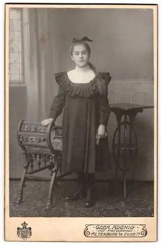 Fotografie Gebr. Koenig, Altenburg S.A., junges Mädchen im Kleid mit geflochtenem Zopf