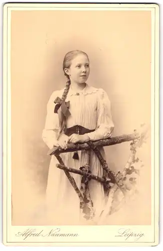 Fotografie Alfred Naumann, Leipzig, hübsches Mädchen mit langem Zopf und Schleife