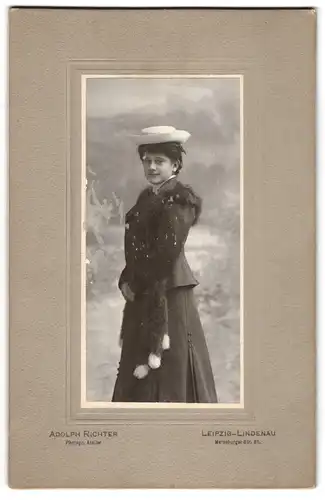 Fotografie Adolph Richter, Leipzig-Lindenau, junge Frau im dunklen Winterkleid mit Pelzschal und Hut