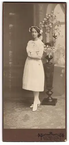 Fotografie Carl Heitmann, Friedland i. Meckl., junges Mädchen im weissen Kleid mit Fächer und Blumen im Haar
