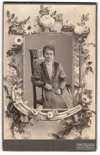 Fotografie Otto Zeumer, Crimmitschau, junge Frau Hedwig Bergner im Kleid auf einem Stuhl, im Passepartout