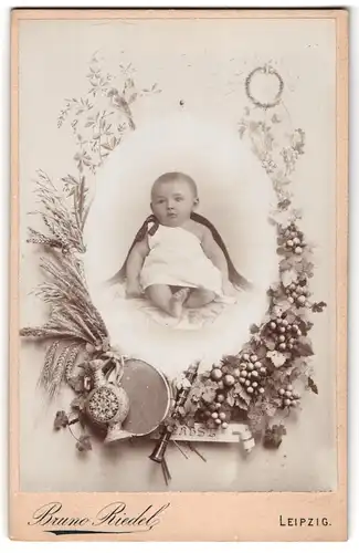 Fotografie Bruno Riedel, Leipzig, kleines Kind mit Umhang, im Passepartout