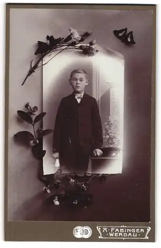 Fotografie A. Fabinger, Werdau, junger Knabe im dunklen Anzug mit Fliege, im Passepartout