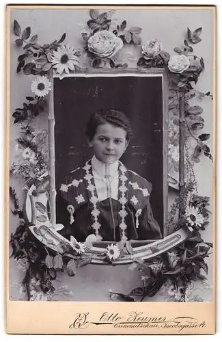 Fotografie Otto Zeumer, Crimmitschau, junge Frau aus Sachsen im bestickten Kleid, im Passepartout