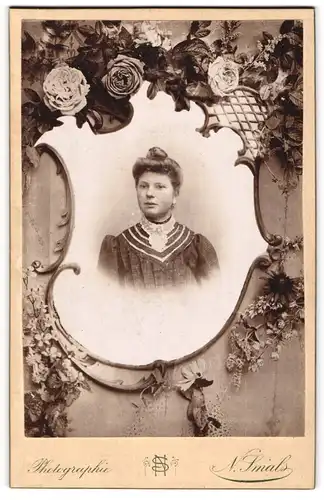 Fotografie N. Smals, Liege, junge Belgierin im Kleid mit toupierten Haaren, im Passepartout