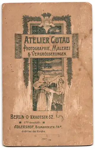 Fotografie Otto Gutau, Berlin, kleines Kind im Kleid mit Ball, im Passepartout