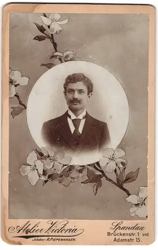 Fotografie Atelier Victoria, Spandau, junger Mann Georg Schmidt im Anzug mit Mustasch, im Passepartout