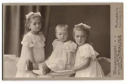 Fotografie Atelier Strauss, Plauen i. V., drei niedliche kleine Mädchen in weissen Kleidern