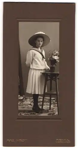 Fotografie Max Holdt, Pirna a. E., junges Mädchen im Matrosenkleid mit breitem Hut