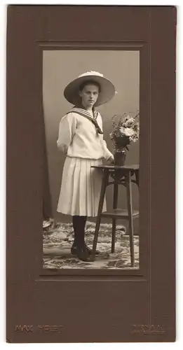 Fotografie Max Holdt, Pirna a. E., Mädchen im weissen Kleid mit Matrosenknoten und Hut