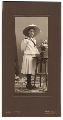 Fotografie Max Holdt, Pirna a. E., Mädchen mit ernstem Blick im weissen Kleid mit breitem Hut