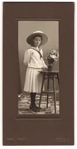 Fotografie Max Holdt, Pirna a. E., Mädchen mit breitem Hut im weissen Kleid, Matrosenknoten