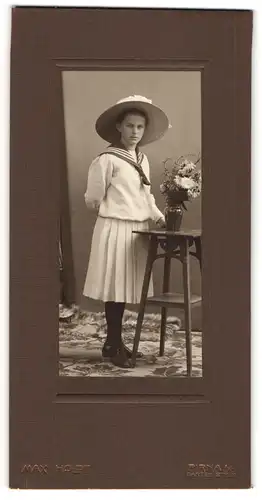 Fotografie Max Holdt, Pirna a. E., junges Mädchen schaut ernst in die Kamera, weisses Kleid und breiter Hut