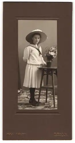 Fotografie Max Holdt, Pirna a. E., Mädchen mit Matrosenknoten im hellen Kleid mit breitem Hut, erster Blick