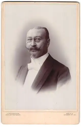 Fotografie J. C. Schaarwächter, Berlin, Mann im Anzug mit weisser Fliege und Zwickerbrille, Mustasch