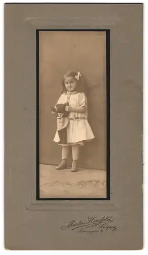 Fotografie Martin Herzfeld, Leipzig, junges sächsisches Mädchen mit ihrem Teddy im Arm