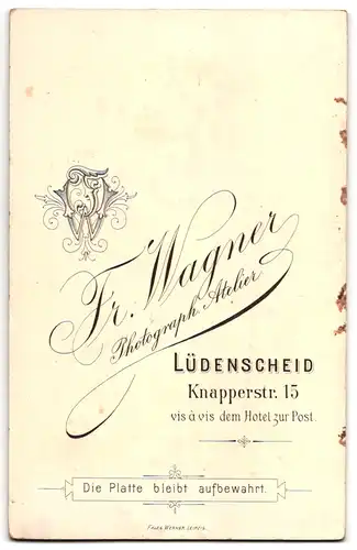 Fotografie Fr. Wagner, Lüdenscheid, niedliches kleines Mädchen mit Holzpferd im Atelier