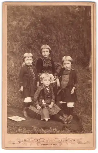 Fotografie Louis Hoyer, Hannover, vier Mädchen Emilie, Kete, Agnes und Lene Oberbeck mit Puppe und Perlenkette