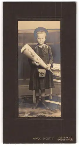 Fotografie Max Holdt, Pirna a. E., junges Mädchen im Kleid mit Zuckertüte zum Schulanfang