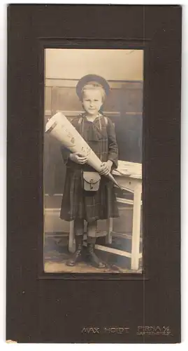 Fotografie Max Holdt, Pirna a. E., kleines Mädchen im karierten Kleid mit Zuckertüte zur Einschulung