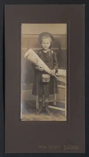 Fotografie Max Holdt, Pirna a. E., niedliches Mädchen mit Zuckertüte zur Einschulung