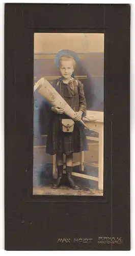 Fotografie Max Holdt, Pirna a. E., hübsches Mädchen mit Zuckertüte und Umhängetasche zum Schulanfang