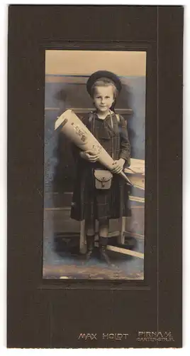 Fotografie Max Holdt, Pirna a. E., junges Mädchen im Kleid mit Zuckertüte, Schulanfang