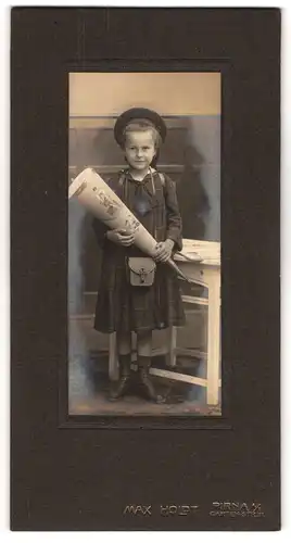 Fotografie Max Holdt, Pirna a. E., kleines Mädchen zum Schulanfang mit Zuckertüte