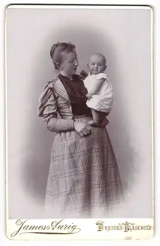 Fotografie James Aurig, Dresden, junge Mutter mit ihrem Kind auf dem Arm, Mutterglück, 1896