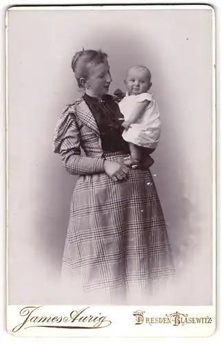 Fotografie James Aurig, Dresden, junge sächsische Mutter mit ihrem Sohn auf dem Arm, Mutterglück