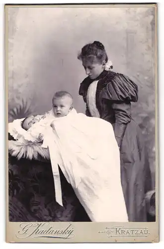 Fotografie G. Kadansky, Kratzau, Mutter mit ihren beiden Kinder im Atelier, Mutterglück