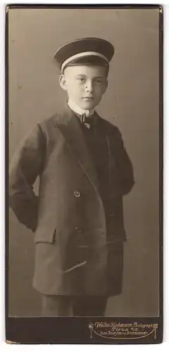 Fotografie Walter Taubmann, Pirna a. Elbe, junger Knabe als Pennäler im Anzug mit Schirmmütze