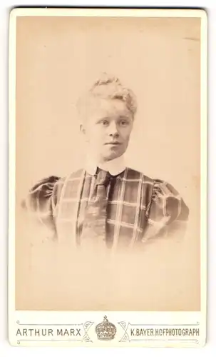 Fotografie Arthur Marx, München, Junge blonde Dame in kariertem Kleid mit Krawatte und weissem Kragen