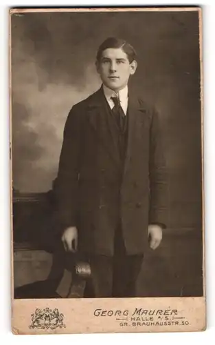 Fotografie Georg Maurer, Halle a. S., Gr. Brauhausstr. 30, Bürgerlicher junger Herr in dunklem Anzug und Krawatte
