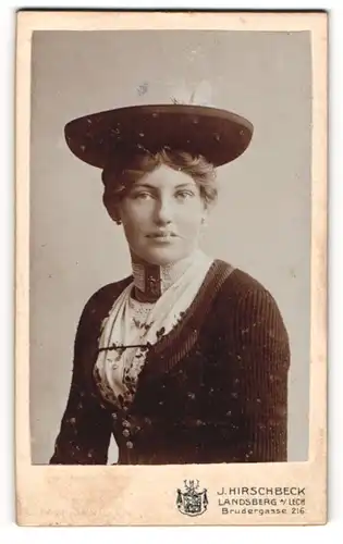 Fotografie J. Hirschbeck, Landsberg, Brudergasse 216, Junge Dame in schwarzem Kleid mit Hut und breitem Halsschmuck