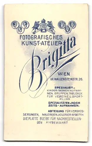 Fotografie Atelier Brigitta, Wien, Wallensteinstr. 26, Junge Dame in schwarzem Kleid lehnt an Tischchen mit Blumenvase