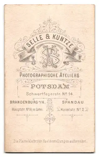 Fotografie Selle & Kuntze, Potsdam, Schwertfegerstr. 14, Junge Dame in tailliertem Kleid mit Hochsteckfrisur und Brosche