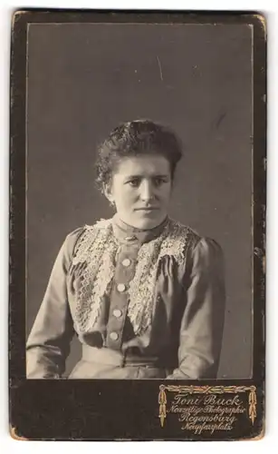 Fotografie Toni Buck, Regensburg, Neupfarrplatz, Dame in hellem Kleid mit Hochsteckfrisur und leicht entsetztem Blick