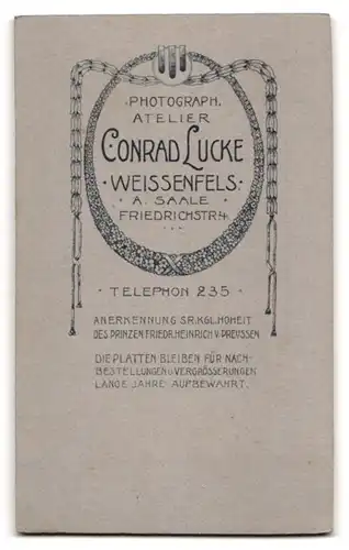 Fotografie Conrad Lucke, Weissenfels, Friedrichstr. 4, Bürgerliches Paar in eleganter Kleidung mit Photobuch