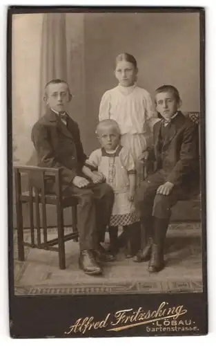 Fotografie Alfred Firtzsching, Löbau, Gartenstr., Junge Geschwister einer bürgerlichen Familie in eleganter Kleidung
